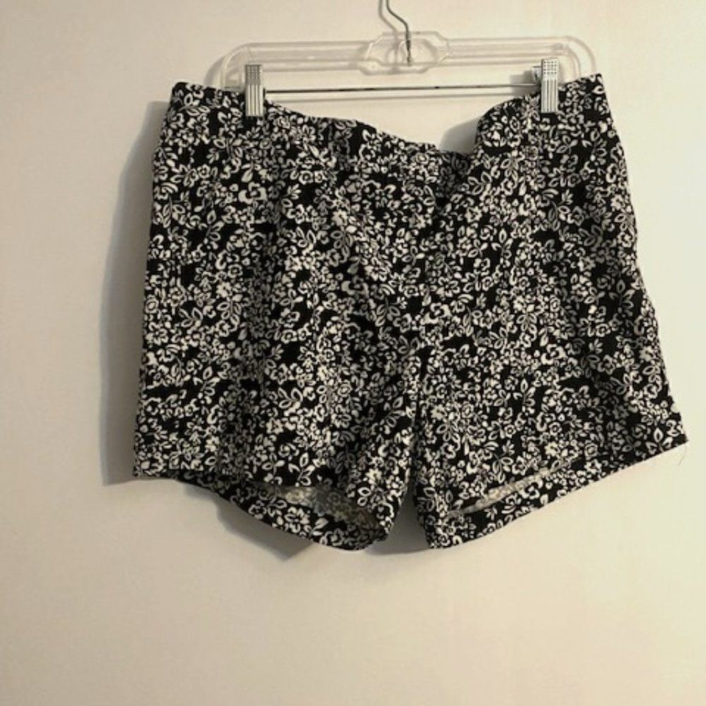 Land' N Sea Black/White Floral shorts, size 14